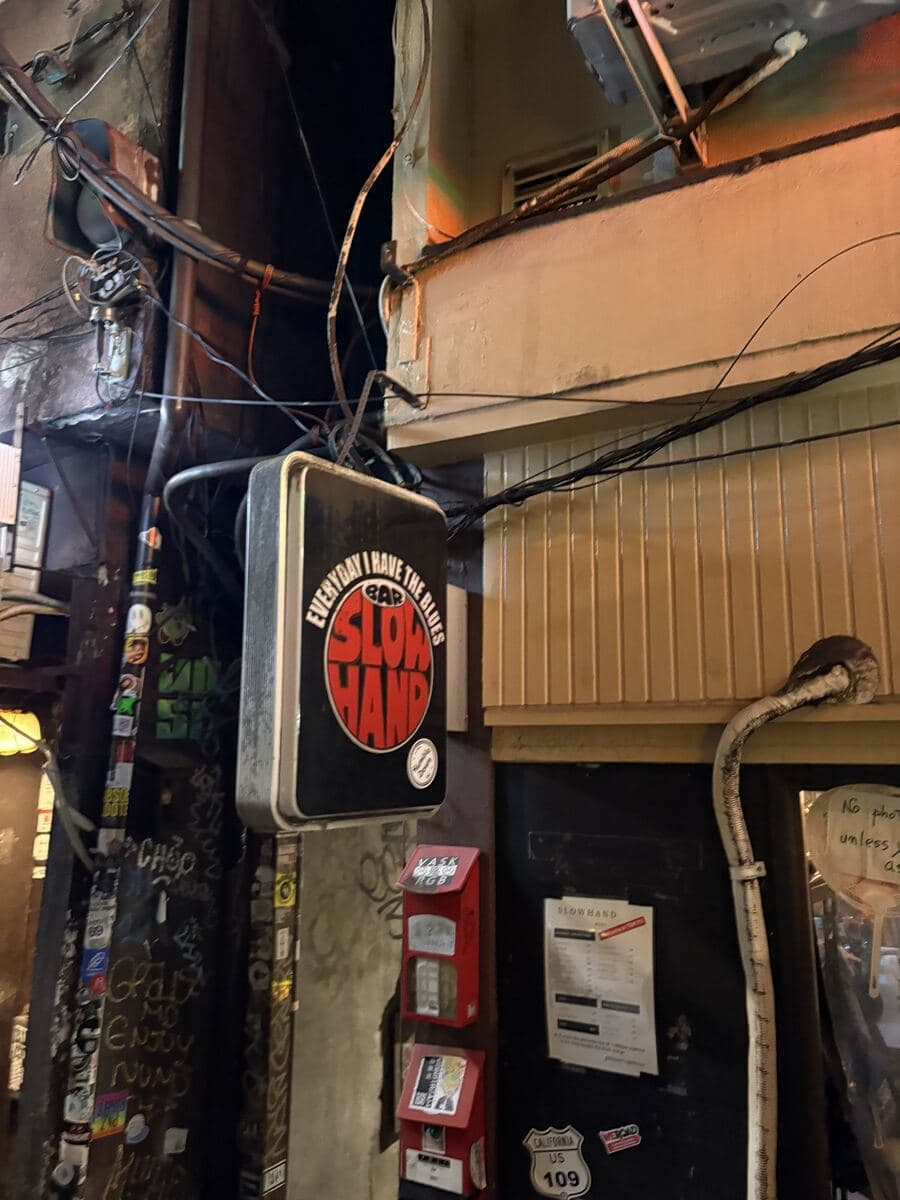 SLOW HANDの黒看板