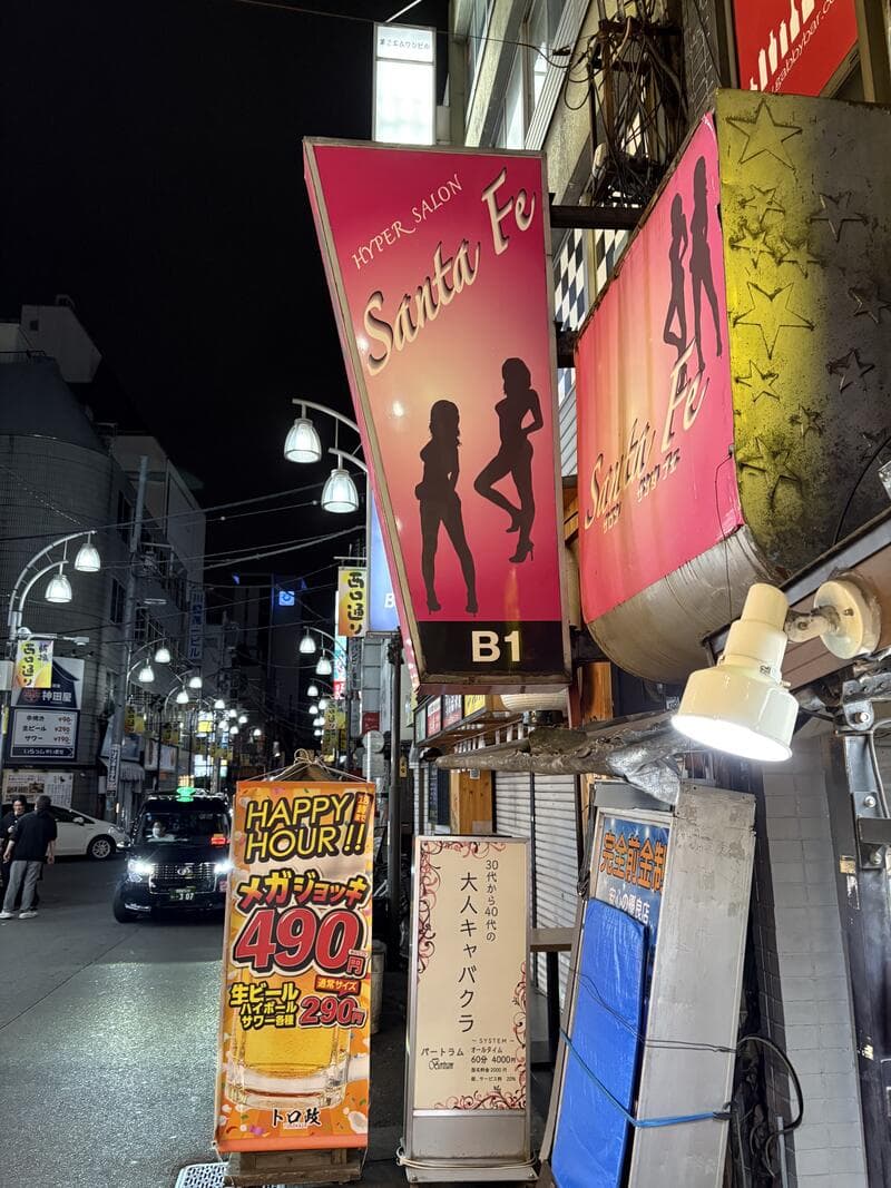 銀座の通りに突き出すピンクの「Santa Fe」看板
