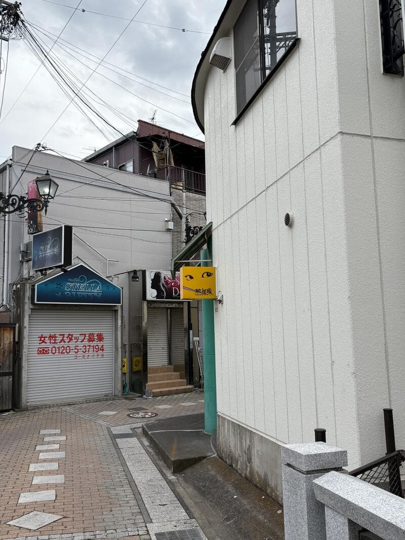 STELLAや熱視線が見える上田市中心部の路地看板風景