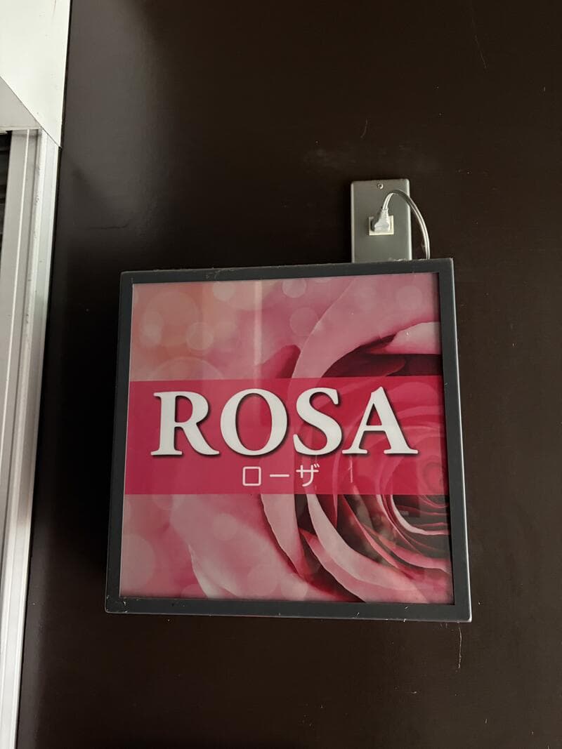 赤い光箱風の「ROSA ローザ」看板