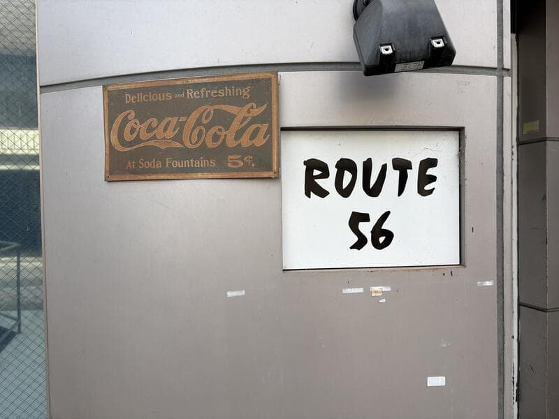 Coca-Cola プレート横の「ROUTE 56」壁面看板