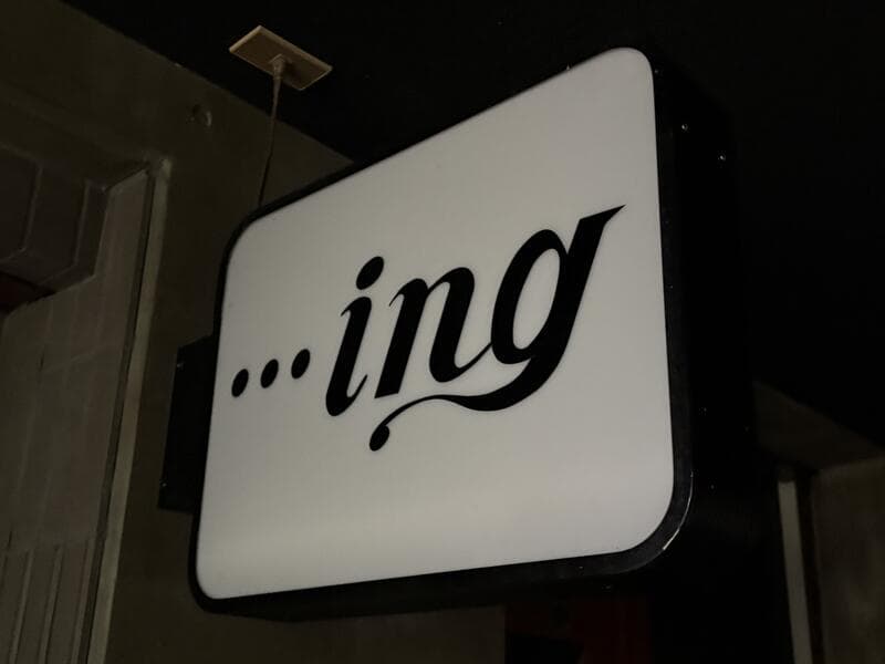 白い箱看板「...ing」