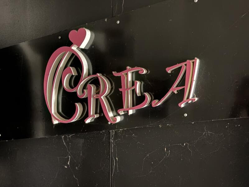 黒壁に赤い立体文字の「CRE.A」看板