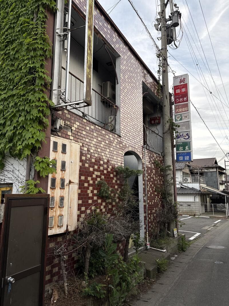 AQUAS などが見える路地沿いの看板風景