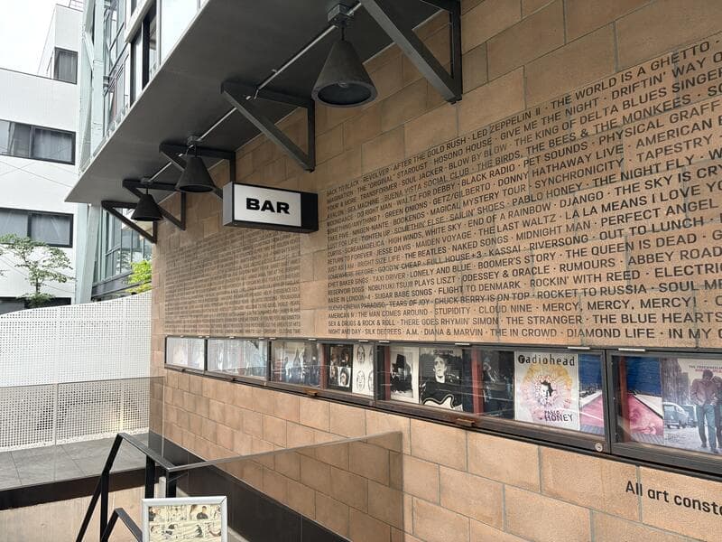 恵比寿の壁面に続く「BAR」の細長い看板列