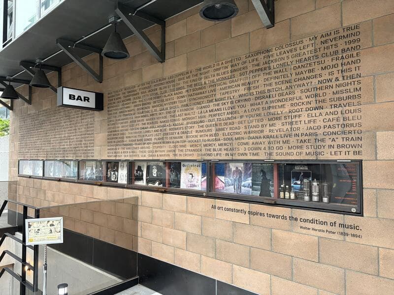 恵比寿で「BAR TRACK」を示す小さな壁付けサイン